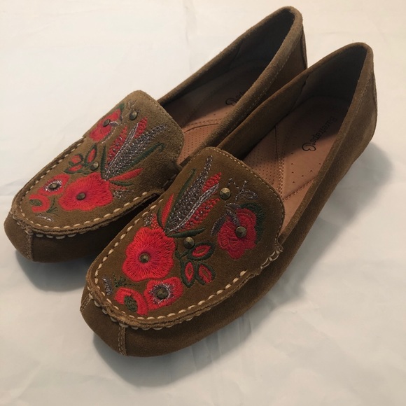 baretraps otella embroidered suede loafer
